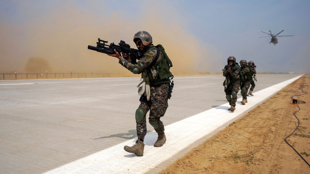 Indian Army Recruitment: H.S. পাশ করেই সেনায় যোগ দিতে চান? কী ভাবে হয় নিয়োগ? জানুন সবটা Indian Army Recruitment: H.S. পাশ করেই সেনায় যোগ দিতে চান? কী ভাবে হয় নিয়োগ? জানুন সবটা