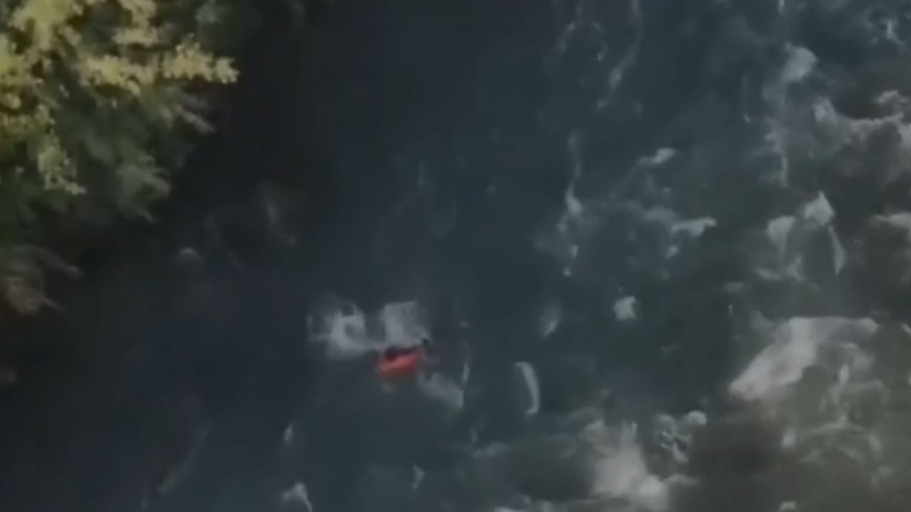 Pahalgam Terro Attack: জঙ্গিদের ডেরা চেনাতে গিয়েই কুলগামে নদীতে ঝাঁপ যুবকের, ড্রোনের ফুটেজ দেখাল পুলিশ Pahalgam Terro Attack: জঙ্গিদের ডেরা চেনাতে গিয়েই কুলগামে নদীতে ঝাঁপ যুবকের, ড্রোনের ফুটেজ দেখাল পুলিশ