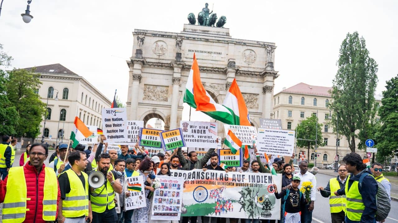 Bharat Peace March in Munich: পহেলগাঁওয়ে জঙ্গি হামলার প্রতিবাদে মিউনিখে প্রবাসী ভারতীয়দের মিছিল, শান্তির বার্তা