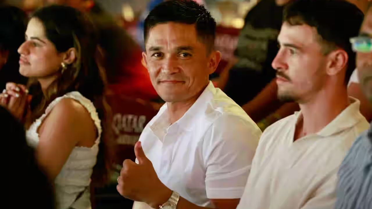 Indian Football Legend Sunil Chhetri Cheering for friend Virat Kohli during RCB vs CSK match