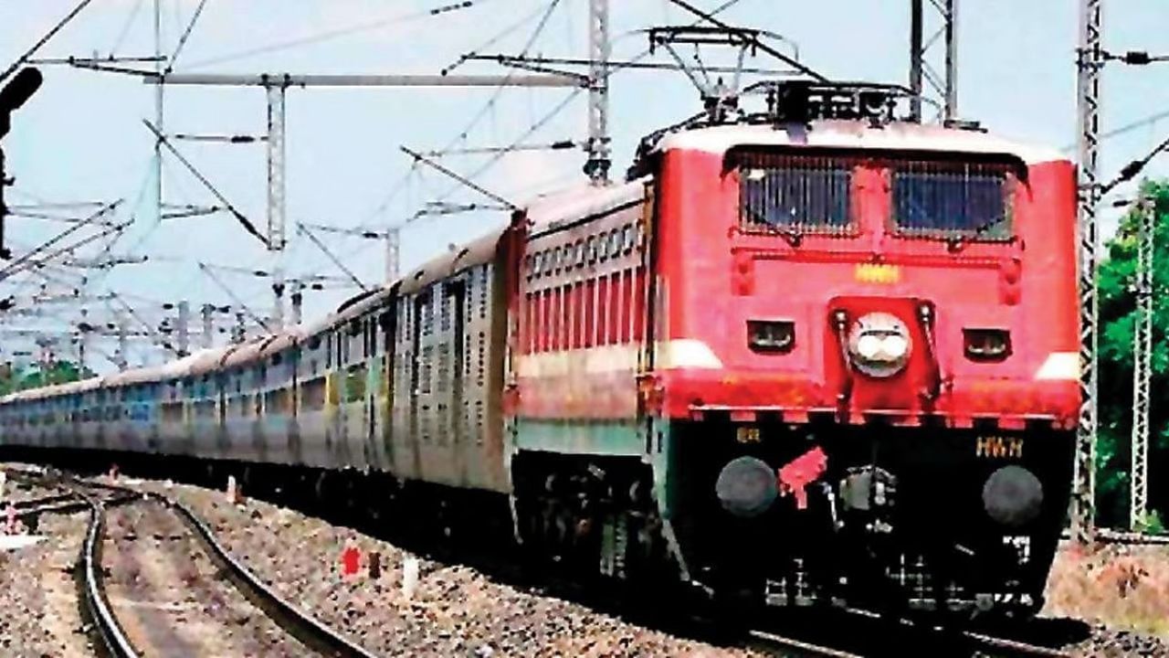 Indian Railways: ট্রেনে এই কাজ করলে কোন ভয়ানক বিপদে পড়তে পারেন জানেন?