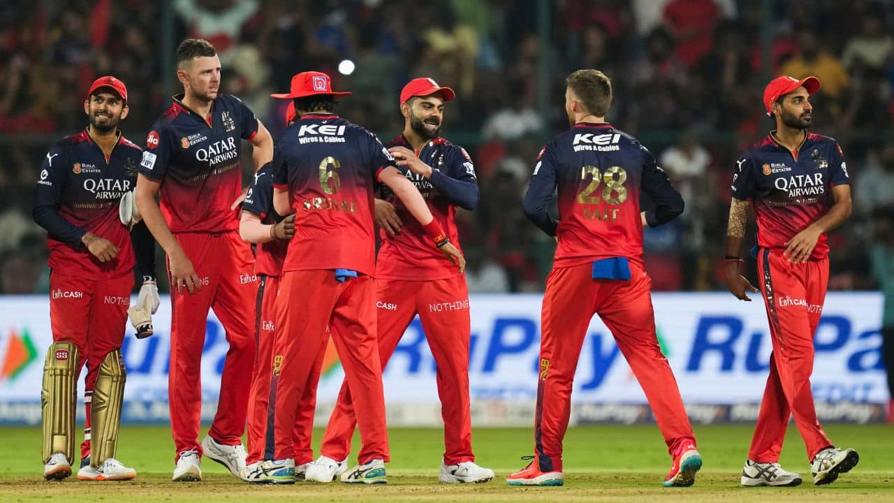 IPL 2025, RCB: ট্রফির স্বপ্নে ফের ধাক্কা! চোটের জন্য ফেরার সুযোগ ক্ষীণ আরসিবি তারকার