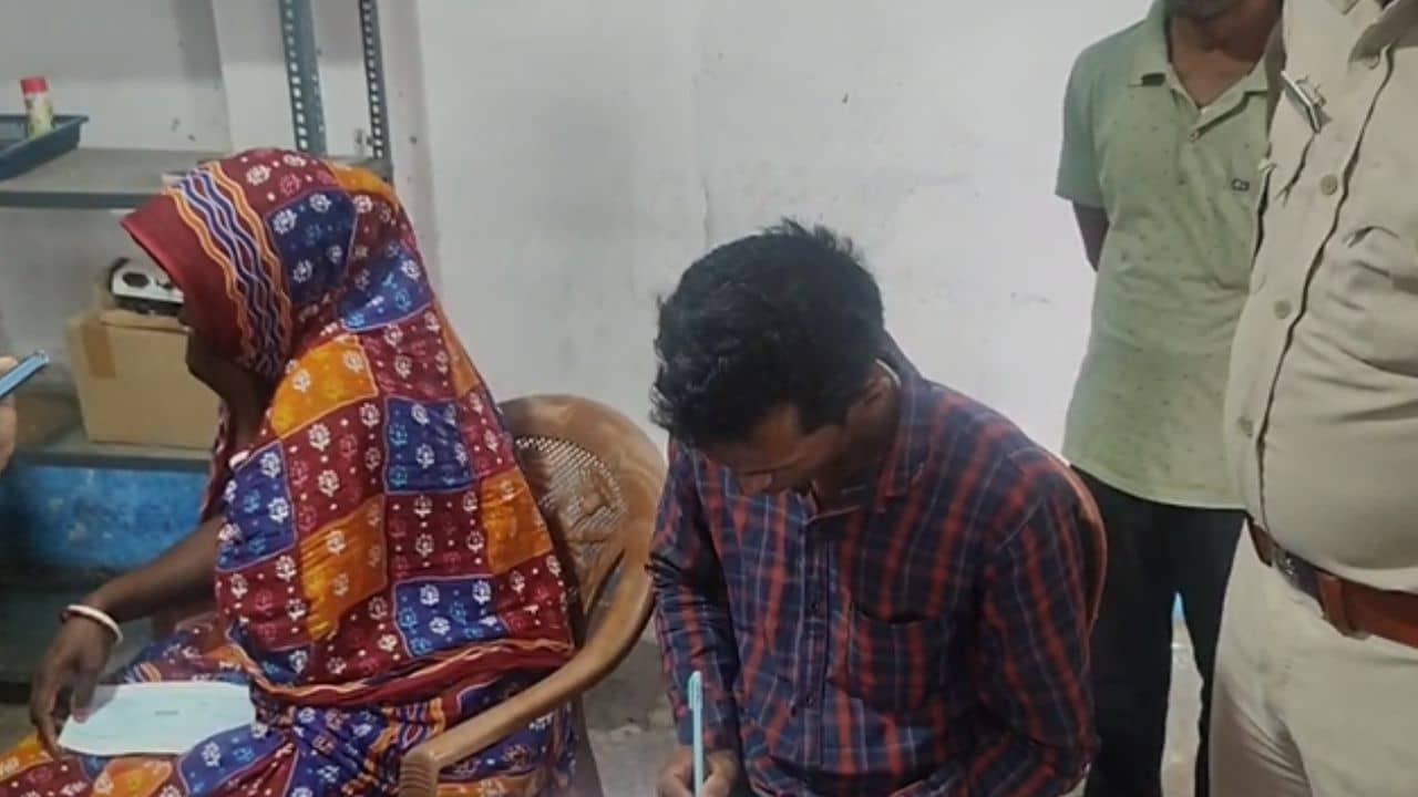 Jalpaiguri: হাতির পায়ে পিষ্ট হয়ে মৃত্যু হয়েছিল ২ ছাত্রের, ক্ষতিপূরণ নিতে এসে কান্নায় ভেঙে পড়ল পরিবার