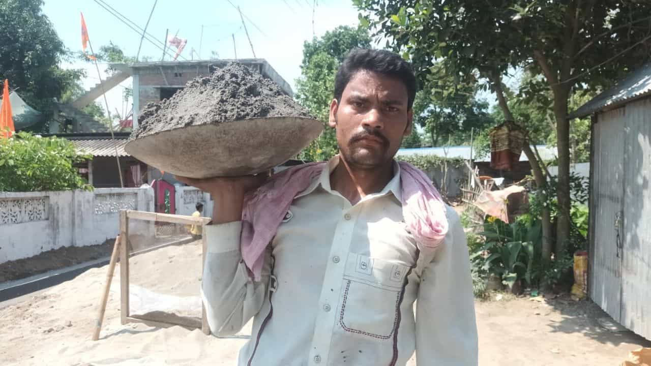 Jalpaiguri: সরকারের থেকে প্রায় ২৮ লক্ষ টাকা পাবেন! আপনার জেলাতেও নেই তো হোসেন আলিরা? Jalpaiguri: সরকারের থেকে প্রায় ২৮ লক্ষ টাকা পাবেন! আপনার জেলাতেও নেই তো হোসেন আলিরা?