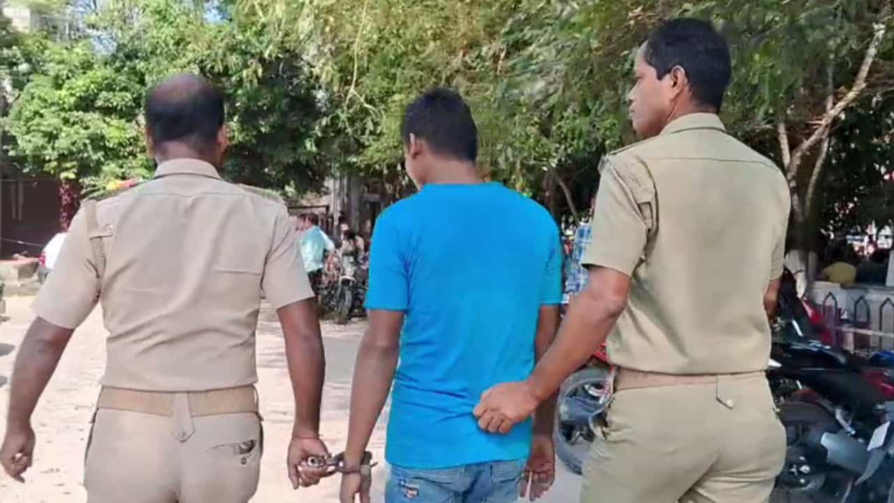 Jalpaiguri: ৪ বছরের নাবালিকাকে ধর্ষণ, ২০ বছরের কারাদণ্ড দিল কোর্ট Jalpaiguri: ৪ বছরের নাবালিকাকে ধর্ষণ, ২০ বছরের কারাদণ্ড দিল কোর্ট