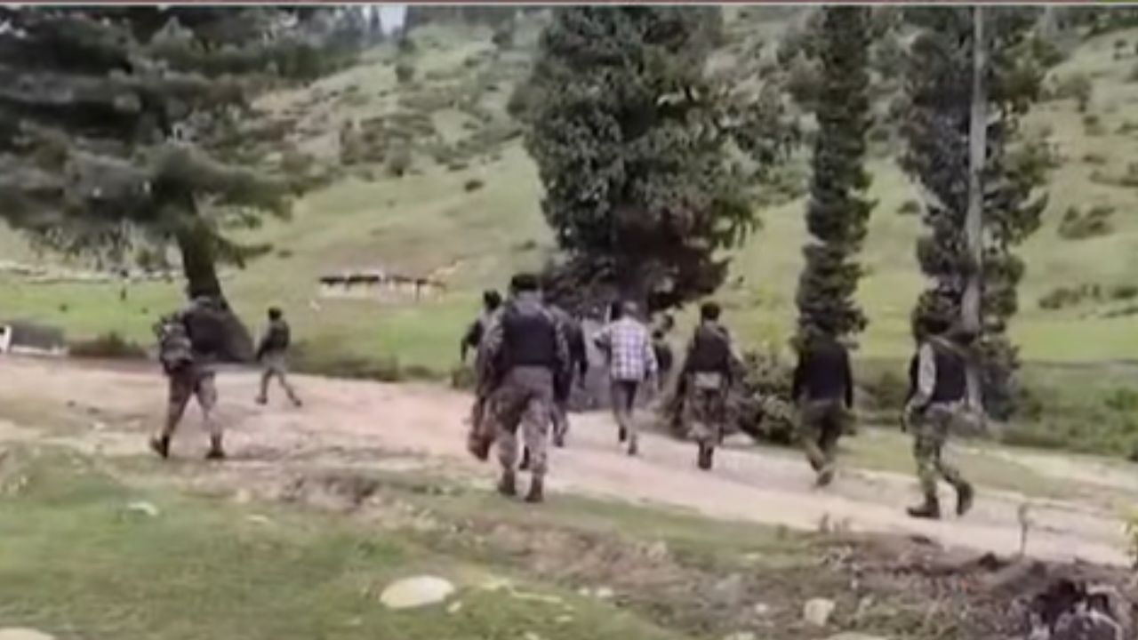 Jammu & Kashmir: ঘন আপেলের জঙ্গলে ভোররাত থেকে গুলির লড়াই, শেষমেশ নিকেশ দানিশ রিসর্টে হামলায় জড়িত জঙ্গি! Jammu & Kashmir: ঘন আপেলের জঙ্গলে ভোররাত থেকে গুলির লড়াই, শেষমেশ নিকেশ দানিশ রিসর্টে হামলায় জড়িত জঙ্গি!