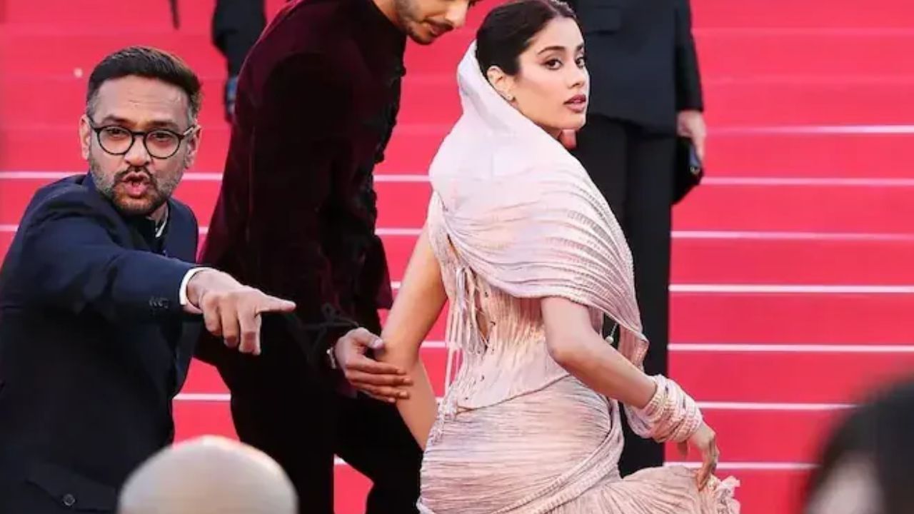 জাহ্নবী যখন কান উৎসবের লাল কার্পেটে ধীরে ধীরে পায়ে এগিয়ে যাচ্ছিলেন, তখন পিছন থেকে তাঁর লম্বা গাউন সামলে ছিলেন পরিচালক নীরজ। সঙ্গে ছিলেন ইশান খট্টরও। Photo: Instagram