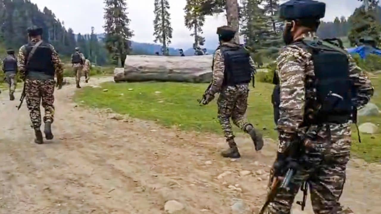 J&K Encounter: ৩-৪ জঙ্গিকে ঘিরে ফেলেছে সেনা, উপত্যকায় সকাল থেকেই ঘনঘন গুলির শব্দ