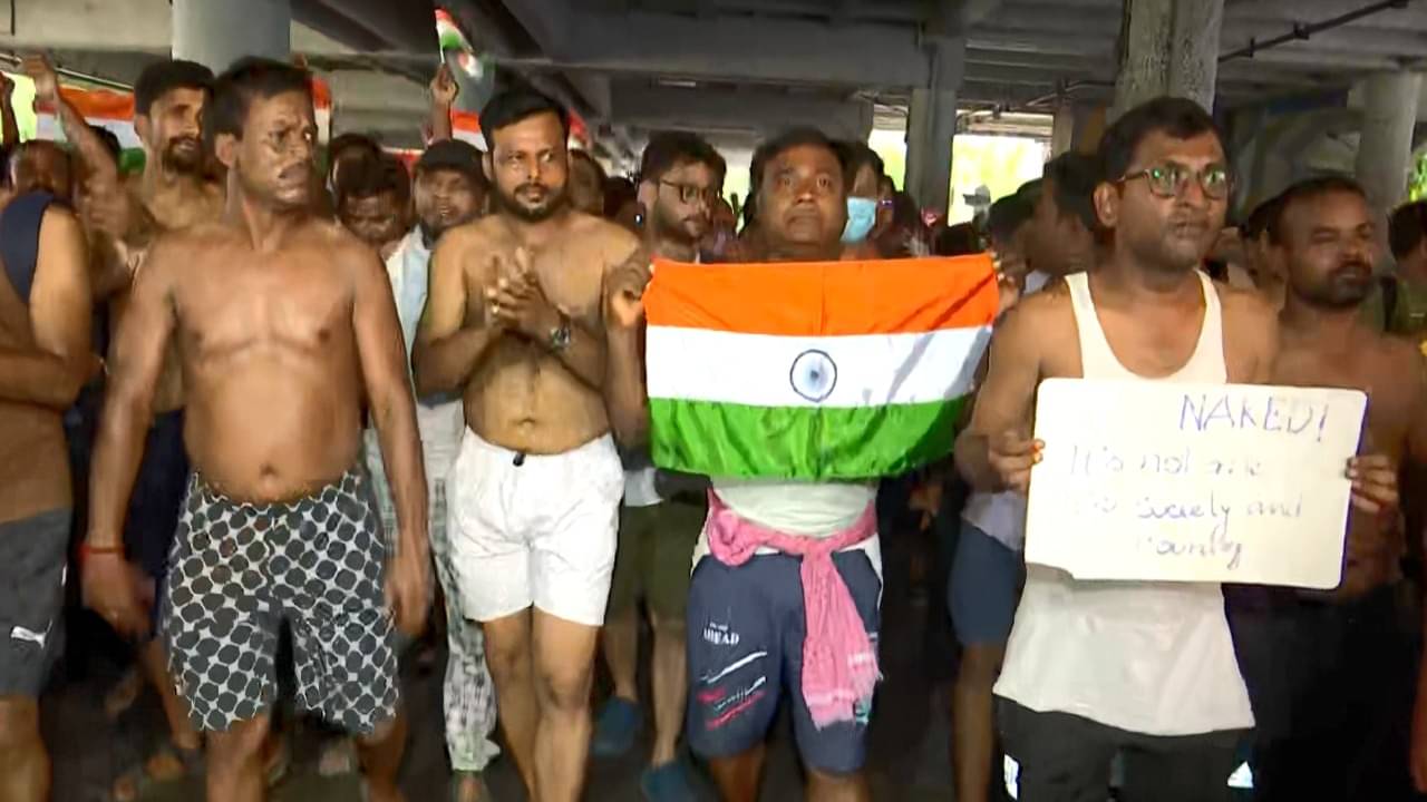 Sacked Teacher Protest: ‘সরকারকেই আমাদের পোশাক ফিরিয়ে দিতে হবে’, অর্ধনগ্ন প্রতিবাদ থেকে গর্জন চাকরিহারাদের