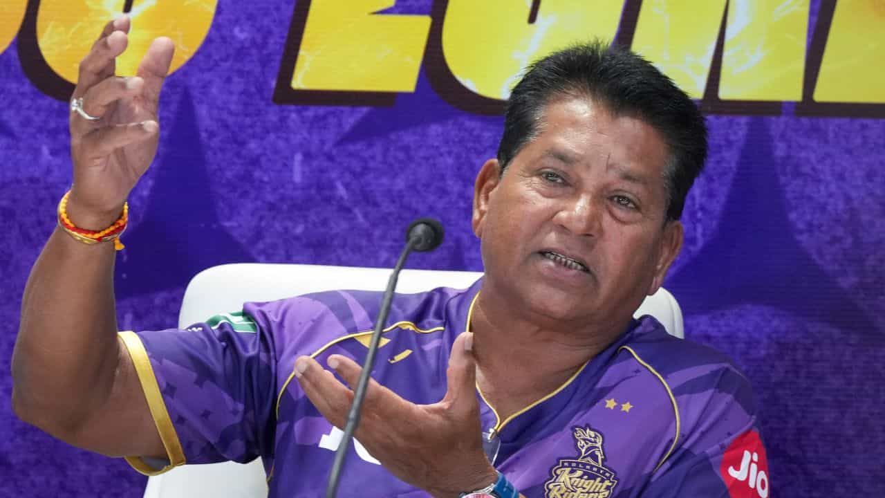 KKR, IPL: পণ্ডিতমশাই আর থাকছেন না নাইট কোচ? প্রাক্তন অধিনায়কের দিকে নজর কেকেআরের! KKR, IPL: পণ্ডিতমশাই আর থাকছেন না নাইট কোচ? প্রাক্তন অধিনায়কের দিকে নজর কেকেআরের!