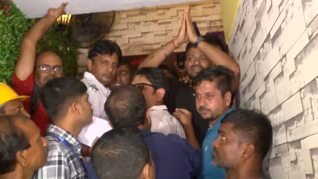 KMC: রুফ-টপ রেস্তোরাঁ ভাঙতে গিয়ে বিপত্তি, অসহায় হয়ে ফিরলেন পুরকর্মীরা, কেন? KMC: রুফ-টপ রেস্তোরাঁ ভাঙতে গিয়ে বিপত্তি, অসহায় হয়ে ফিরলেন পুরকর্মীরা, কেন?