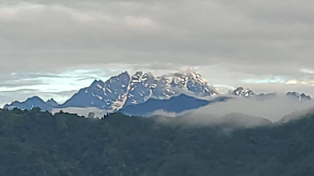 Kangchenjunga: কোথায় সাদা চূড়া, এটাই কি সবার চেনা কাঞ্চনজঙ্ঘা? এই ছবি দেখে ভয় পেতেই হবে...