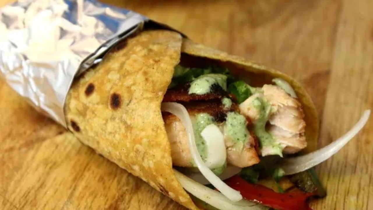 ফাস্টফুড সেন্টার নয়, বরং বাড়িতেই ৩ মিনিটে বানিয়ে ফেলুন ফিশ তন্দুরি রোল, রইল রেসিপি