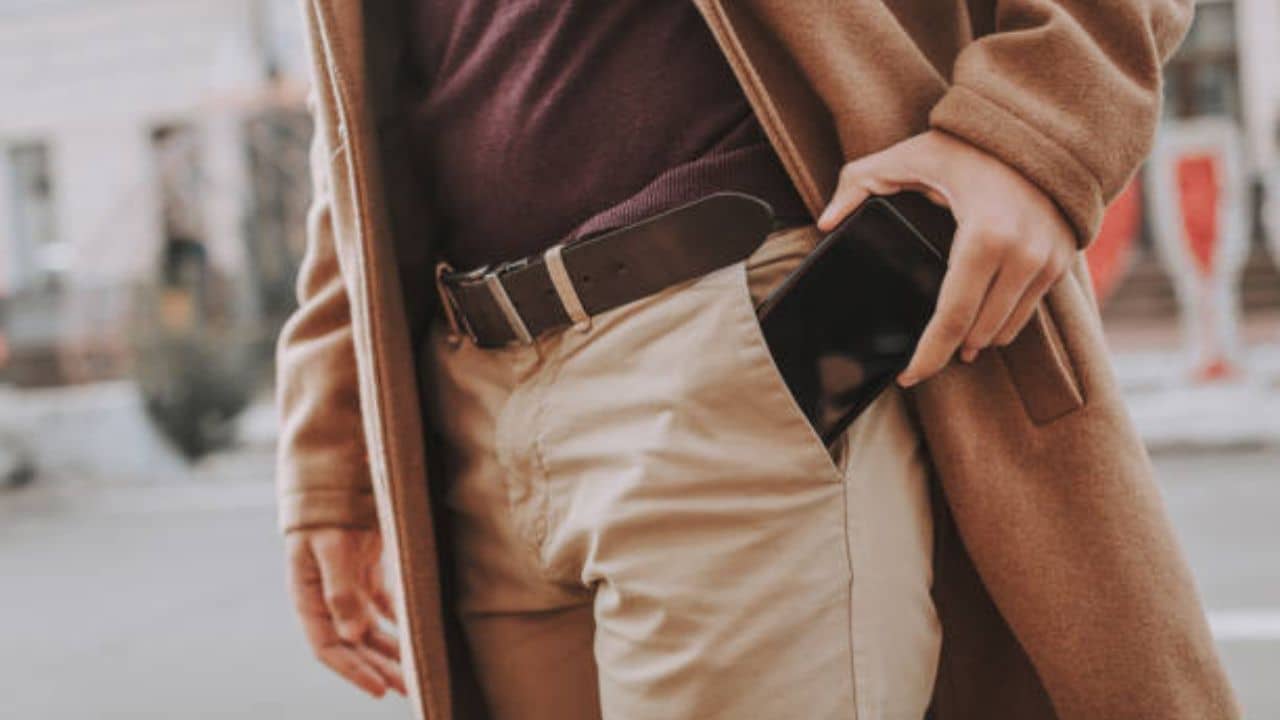 প্যান্টের পকেটে মোবাইল রাখছেন? ডাক্তারবাবু বলে দিলেন কোথায় রাখা উচিত ও কেন?