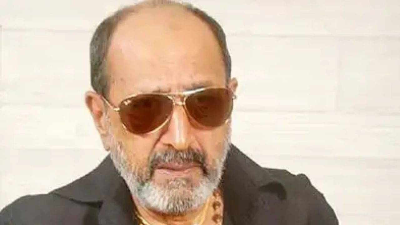 সামনে দেখলেই পথকুকুরদের পিটিয়ে মারুন, নির্দেশ দিতেই বিপাকে টিনু আনন্দ, আচমকা কী ঘটল?