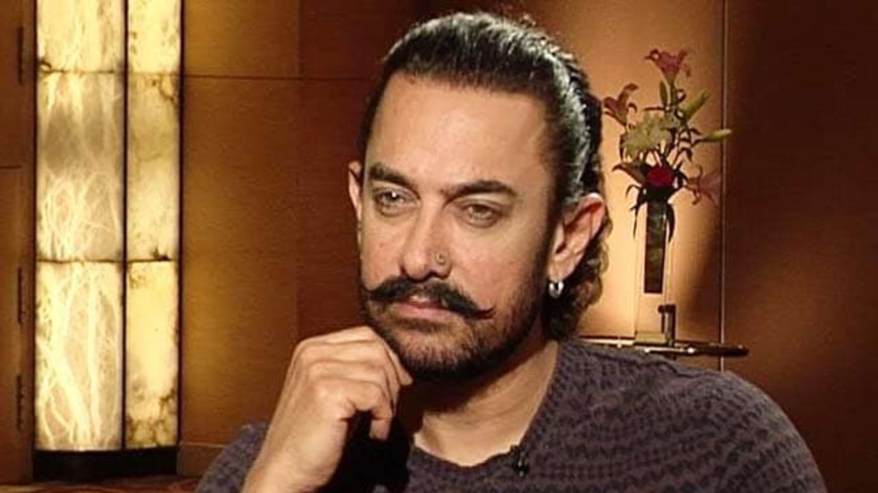 আমিরকে কাছে টেনে চুমু খাচ্ছেন নায়িকা! গোপন ক্যামেরায় হল রেকর্ড, ভিডিও প্রকাশ্যে আসতেই...
