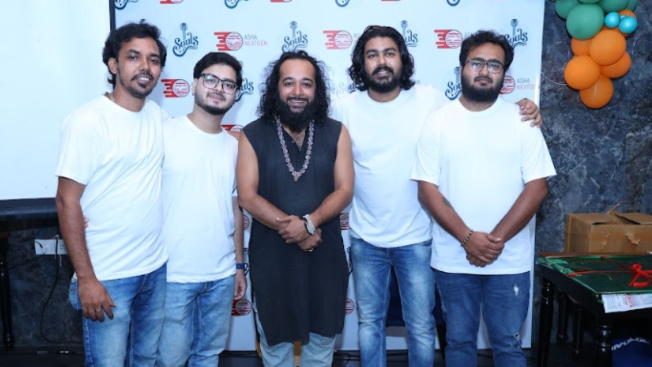 আকাশপানে মায়ের খোঁজ, নতুন গানে মন জয় বাংলা ব্যান্ড সোলের আকাশপানে মায়ের খোঁজ, নতুন গানে মন জয় বাংলা ব্যান্ড সোলের
