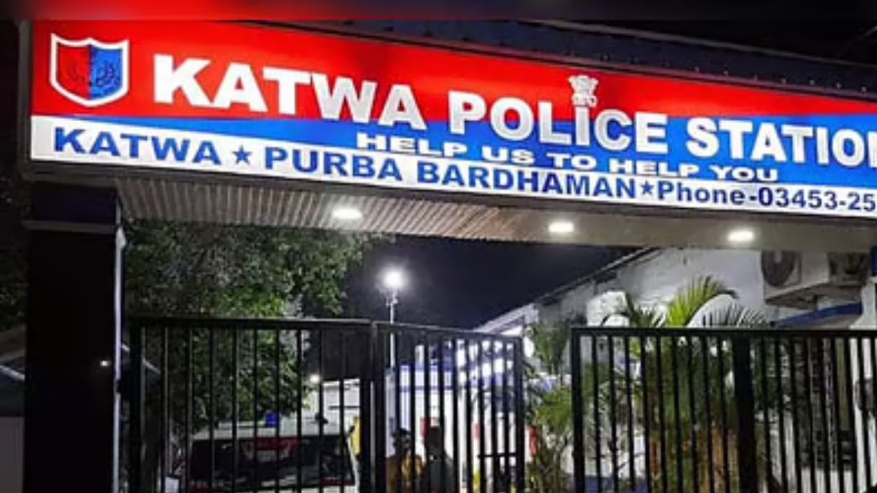 Katwa: 'পাকিস্তান জিন্দাবাদ' পোস্ট, মুম্বই থেকে যুবককে ধরতে গেল বাংলার পুলিশ Katwa: 'পাকিস্তান জিন্দাবাদ' পোস্ট, মুম্বই থেকে যুবককে ধরতে গেল বাংলার পুলিশ