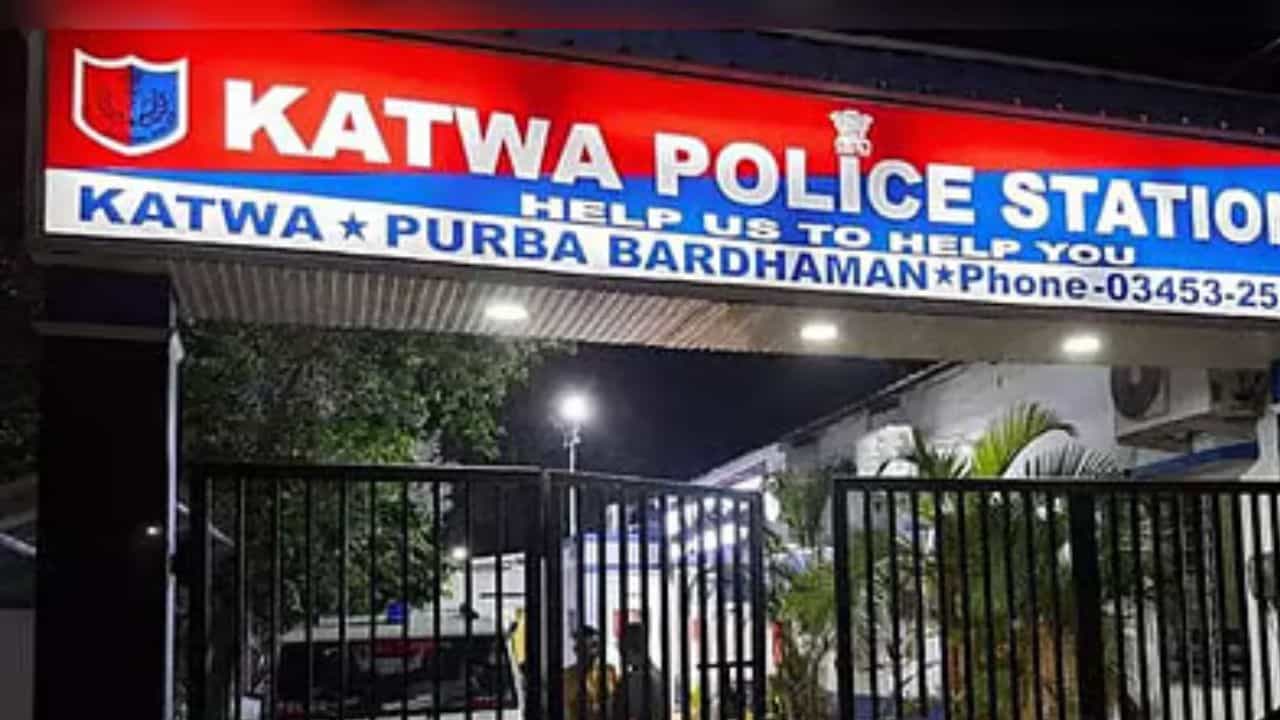 Katwa: 'পাকিস্তান জিন্দাবাদ' পোস্ট, মুম্বই থেকে যুবককে ধরতে গেল বাংলার পুলিশ Katwa: 'পাকিস্তান জিন্দাবাদ' পোস্ট, মুম্বই থেকে যুবককে ধরতে গেল বাংলার পুলিশ
