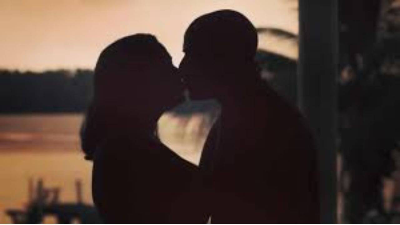 প্রায় মায়ের বয়সী নায়িকার ঠোঁটে ঠোঁট নায়কের ভাইয়ের! সবটা সামনে আসতেই গোলমাল শুরু