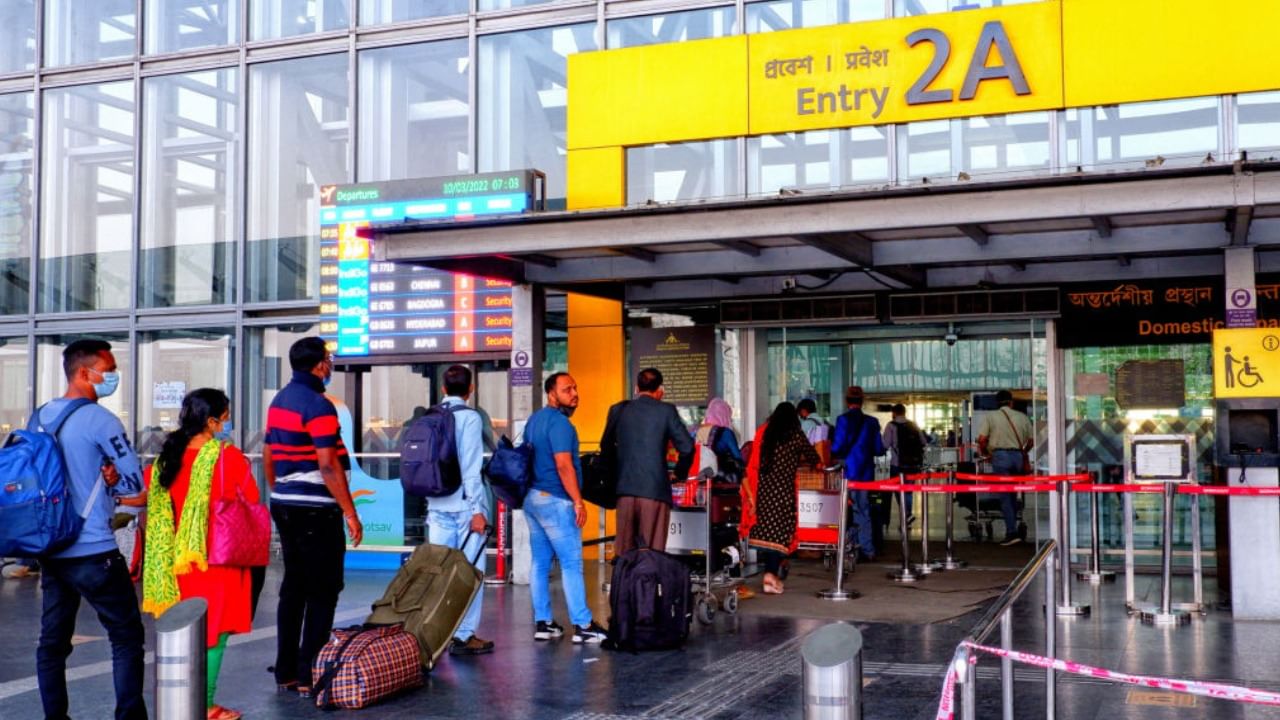 Kolkata Airport: রাতারাতি বদলে গেল ছবিটা, হু হু করে যাত্রী সংখ্যা কমছে কলকাতা বিমানবন্দরে Kolkata Airport: রাতারাতি বদলে গেল ছবিটা, হু হু করে যাত্রী সংখ্যা কমছে কলকাতা বিমানবন্দরে