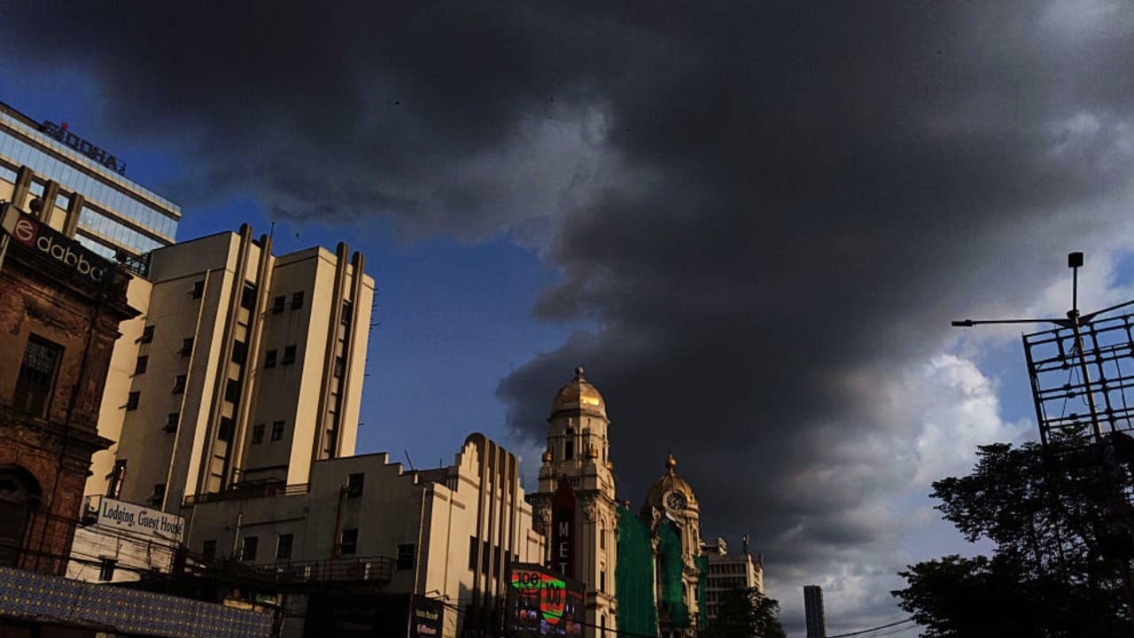 Weather Update: বাংলা থেকে সরেছে নিম্নচাপ, রোদ উঠলেও দুর্যোগের হাত থেকে এখনই নেই নিস্তার! কেন বলছে হাওয়া অফিস Weather Update: বাংলা থেকে সরেছে নিম্নচাপ, রোদ উঠলেও দুর্যোগের হাত থেকে এখনই নেই নিস্তার! কেন বলছে হাওয়া অফিস