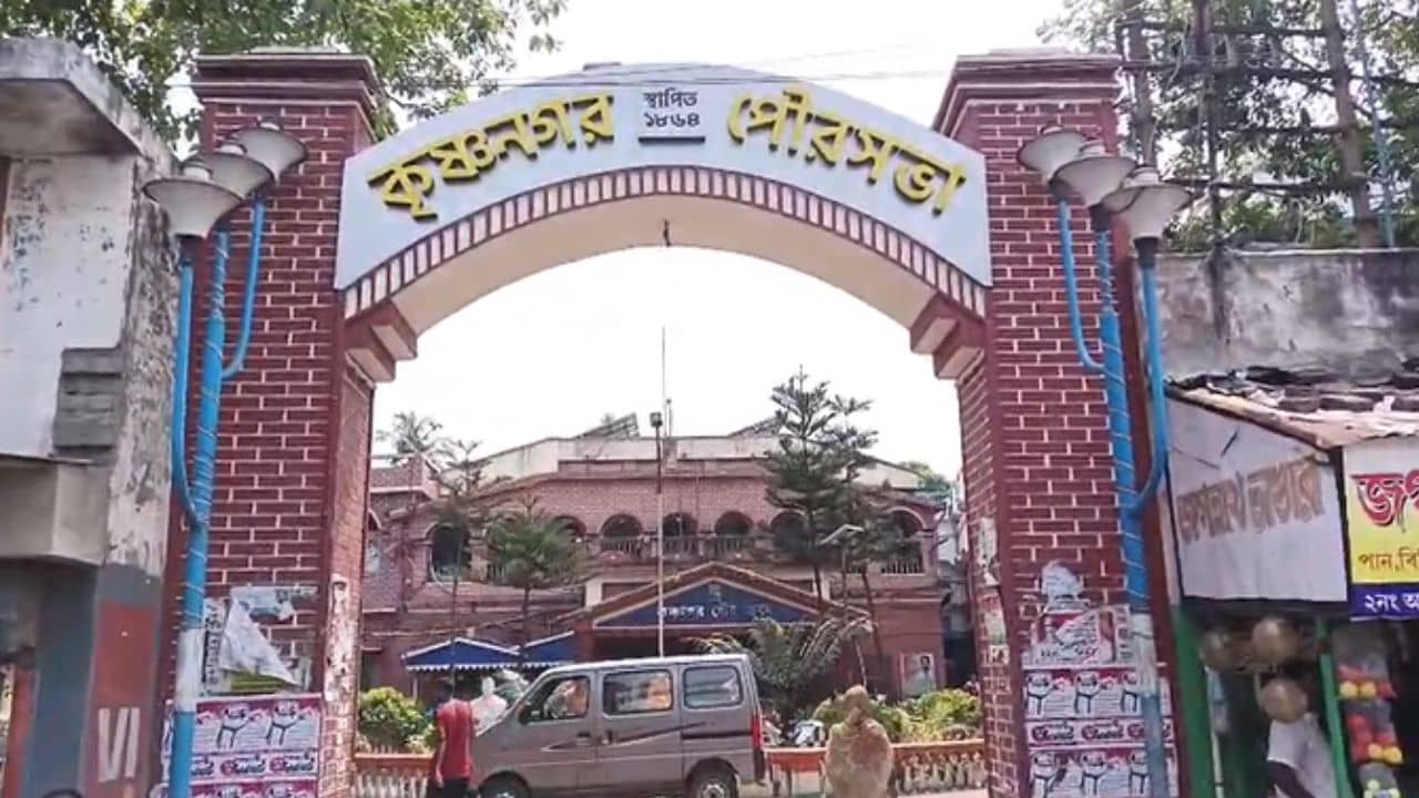 Nadia: চেয়ারম্যানকে ঢুকতে বাধা, তৃণমূল কাউন্সিলরদের বিক্ষোভ, অচলাবস্থা কৃষ্ণনগর পৌরসভায়