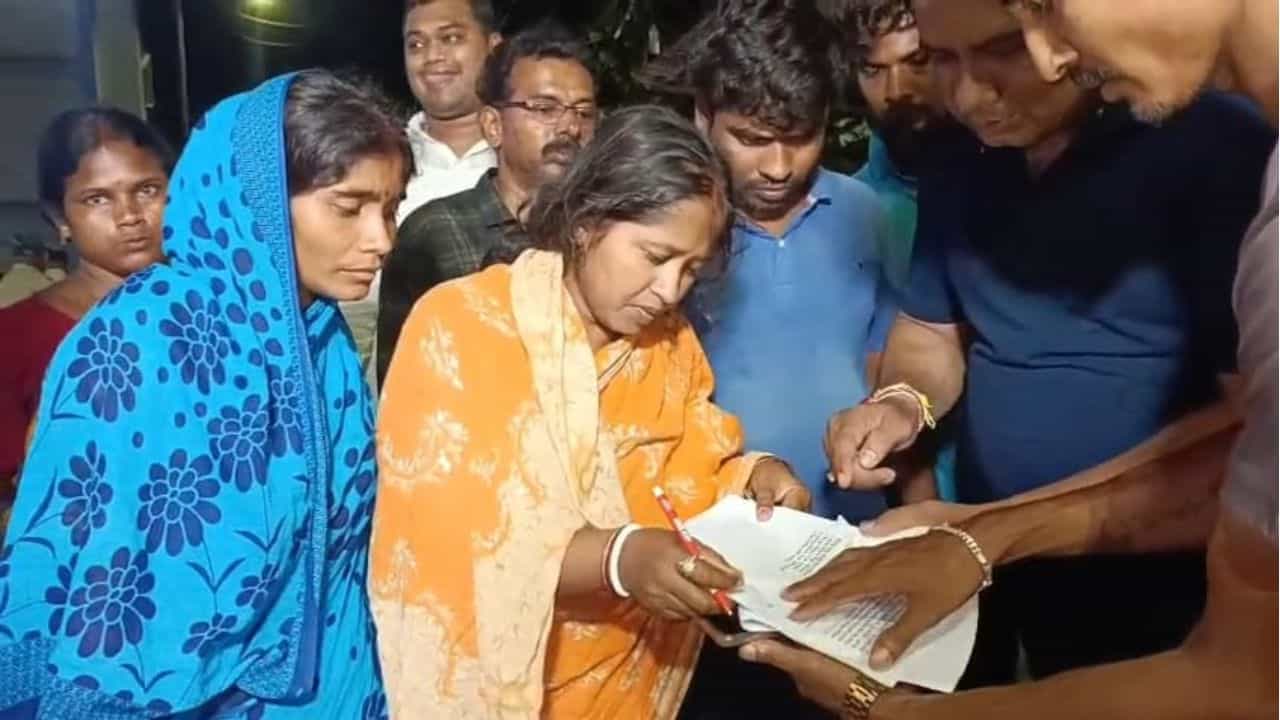 Panskura: চিপসকাণ্ডে সিভিকের বিরুদ্ধে FIR কৃষ্ণেন্দুর মায়ের Panskura: চিপসকাণ্ডে সিভিকের বিরুদ্ধে FIR কৃষ্ণেন্দুর মায়ের