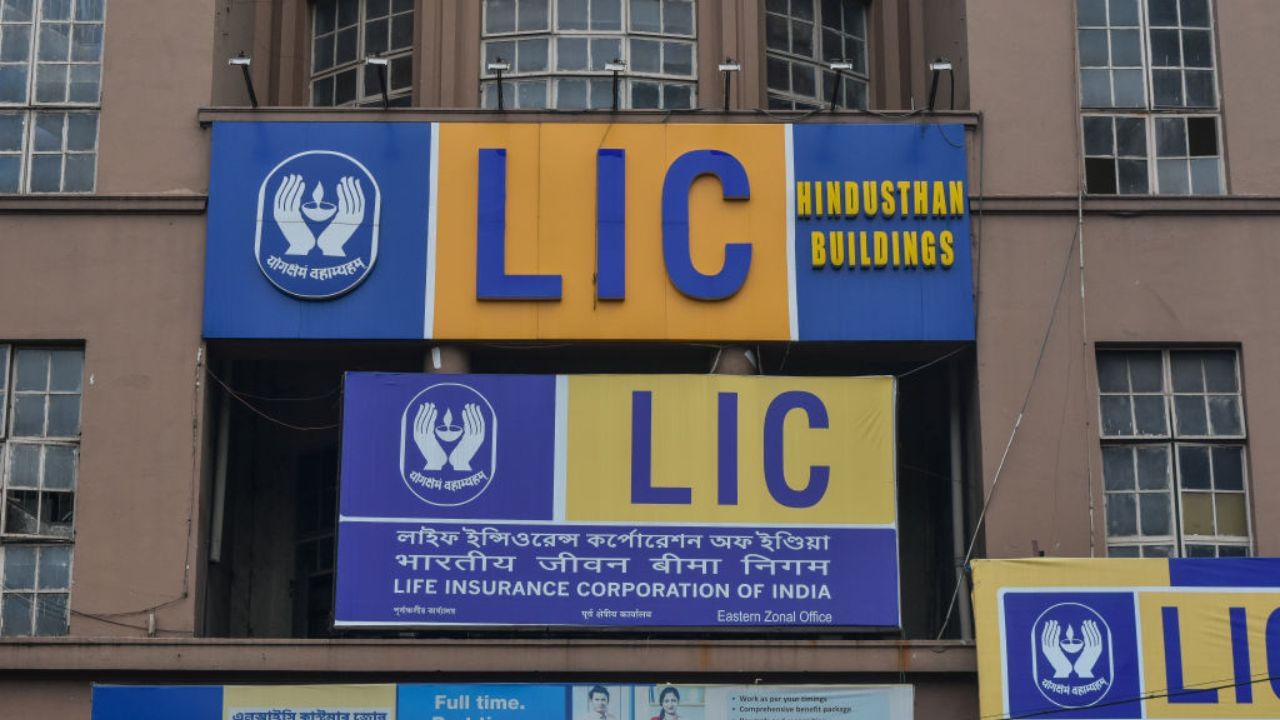 Life Insurance Corporation: বড় খবর! LIC-র আরও শেয়ার বিক্রি করতে চলেছে কেন্দ্র সরকার Life Insurance Corporation: বড় খবর! LIC-র আরও শেয়ার বিক্রি করতে চলেছে কেন্দ্র সরকার