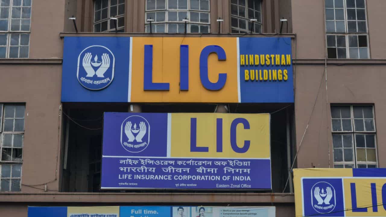 Life Insurance Corporation: বড় খবর! LIC-র আরও শেয়ার বিক্রি করতে চলেছে কেন্দ্র সরকার Life Insurance Corporation: বড় খবর! LIC-র আরও শেয়ার বিক্রি করতে চলেছে কেন্দ্র সরকার
