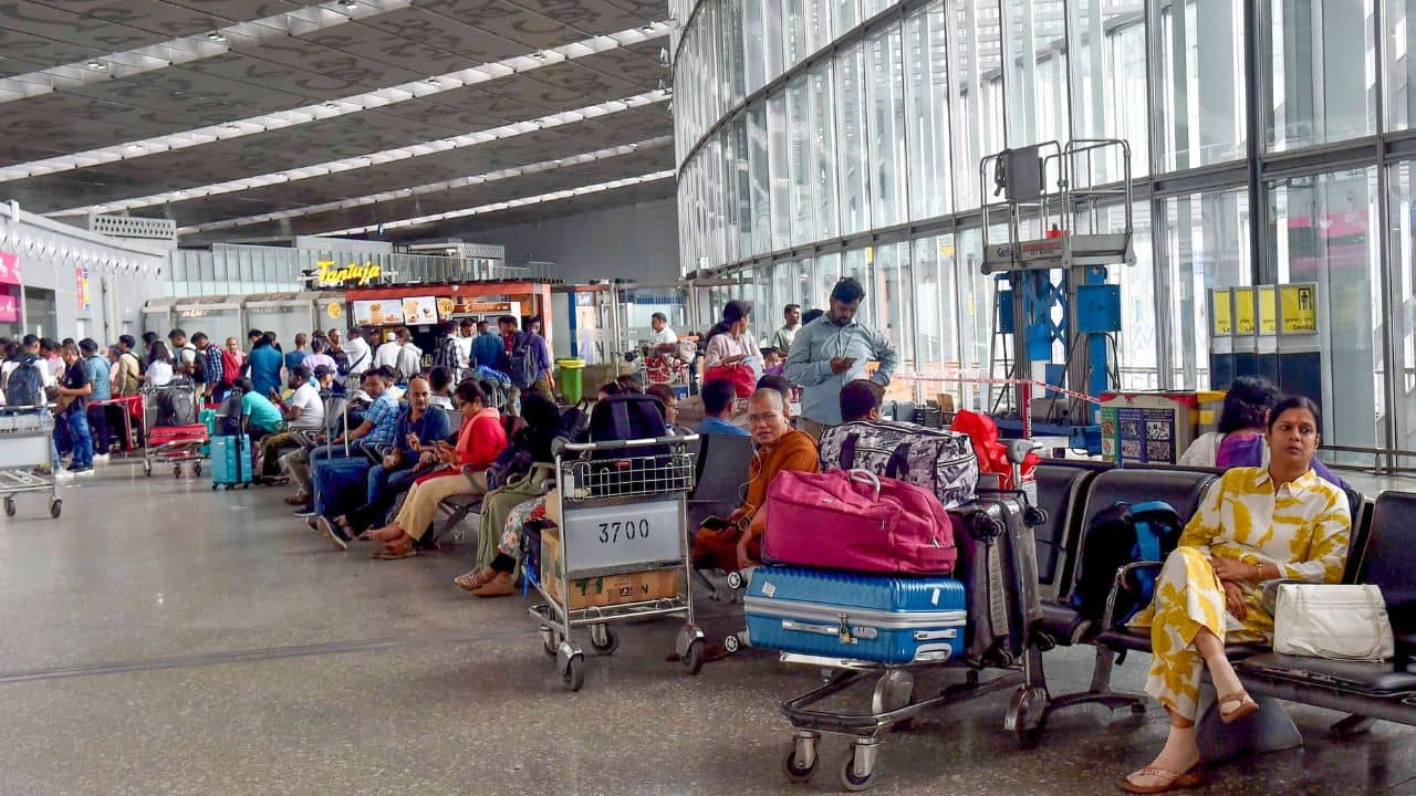Kolkata Airport: প্রতিকূল পরিস্থিতি, সোমবার রাতে কলকাতায় নামতে পারল না একাধিক বিমান