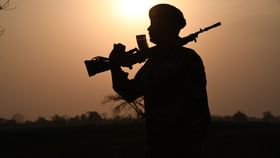 কাটা পড়ল BSF জওয়ানের আঙুল! ভারতের জমিতে ঢুকে ফের তাণ্ডব বাংলাদেশিদের কাটা পড়ল BSF জওয়ানের আঙুল! ভারতের জমিতে ঢুকে ফের তাণ্ডব বাংলাদেশিদের