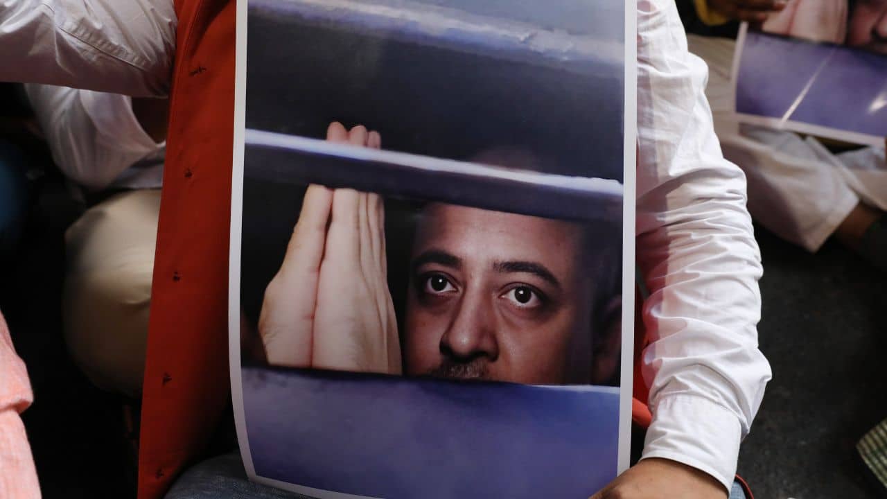 Bangladesh: মুক্তির আশাটুকু শেষ চিন্ময় কৃষ্ণের! এবার নতুন অভিযোগে গ্রেফতার