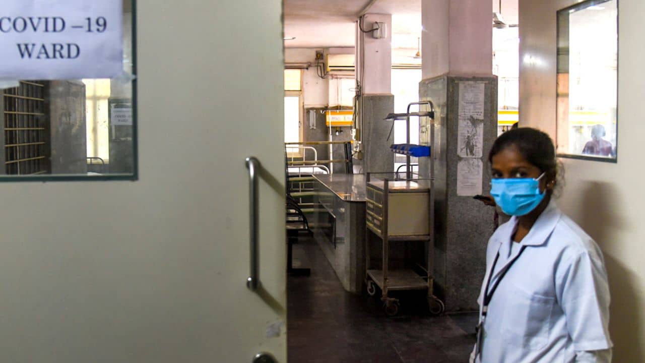 Corona Update: খড়্গপুর IIT-তে কোভিড সংক্রমণ, আক্রান্ত বাংলার এক চিকিৎসক দম্পতিও