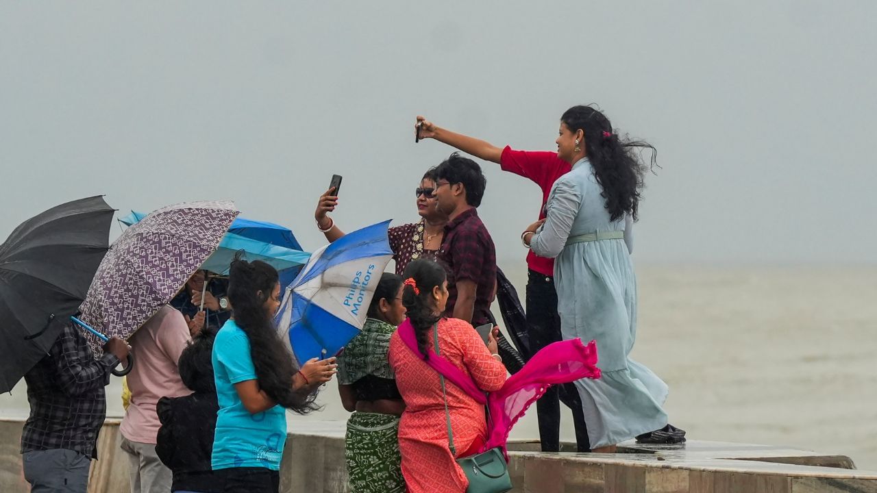 Digha: চরম বিড়ম্বনায় দিঘার বাসিন্দারা, প্রতিদিন নাকাল হতে হচ্ছে, চলাফেরাই করা যাচ্ছে না! কারণটা কী Digha: চরম বিড়ম্বনায় দিঘার বাসিন্দারা, প্রতিদিন নাকাল হতে হচ্ছে, চলাফেরাই করা যাচ্ছে না! কারণটা কী