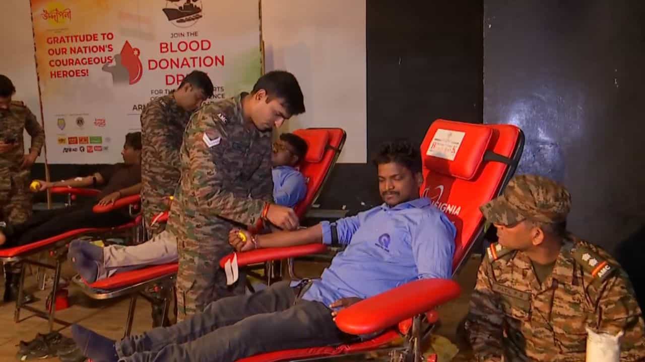 Indian Army: সীমান্তে পাঠাতে হবে, কলকাতায় সেনাবাহিনীর জন্য সংগ্রহ করা হল রক্ত Indian Army: সীমান্তে পাঠাতে হবে, কলকাতায় সেনাবাহিনীর জন্য সংগ্রহ করা হল রক্ত