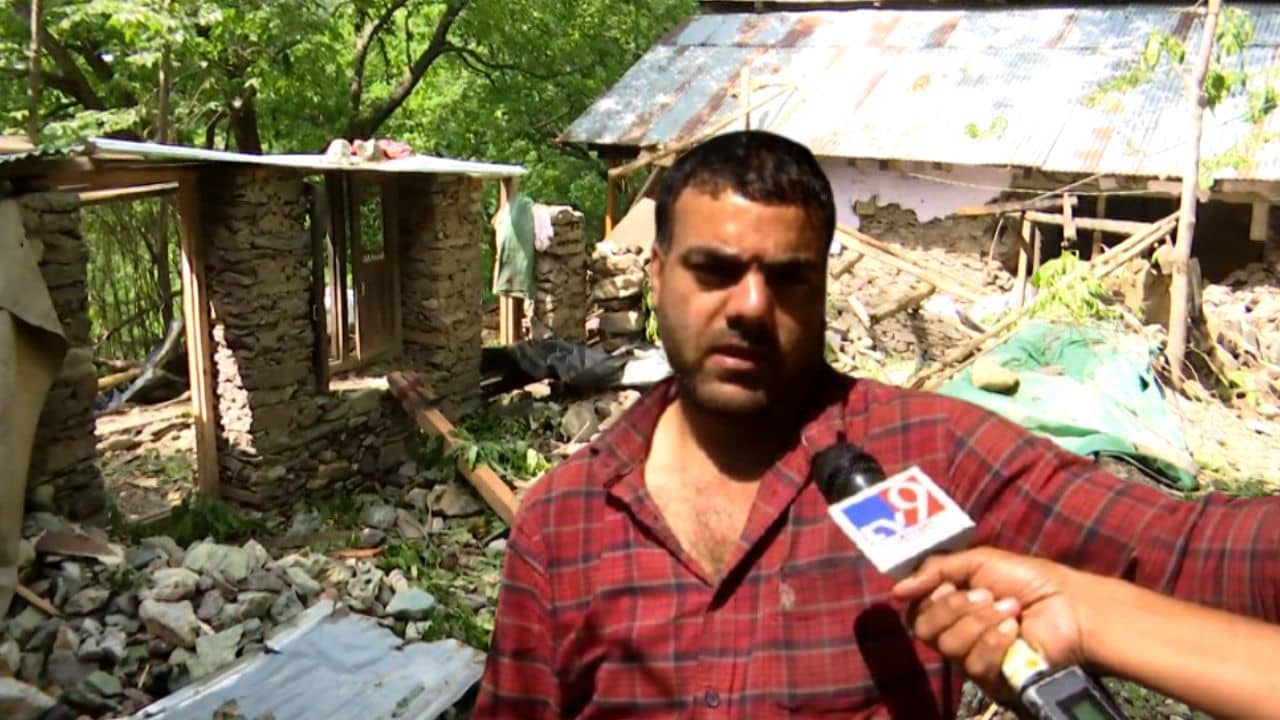 Uri: শেষটা দেখেই ছাড়ুক ভারত, বাসস্থানের ধ্বংসস্তূপের উপর দাঁড়িয়ে বলছে ওরা