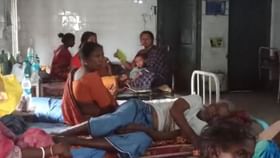 মোবাইলে টর্চ জ্বেলে সরকারি হাসপাতালে সেলাই করছেন ডাক্তার! মোবাইলে টর্চ জ্বেলে সরকারি হাসপাতালে সেলাই করছেন ডাক্তার!