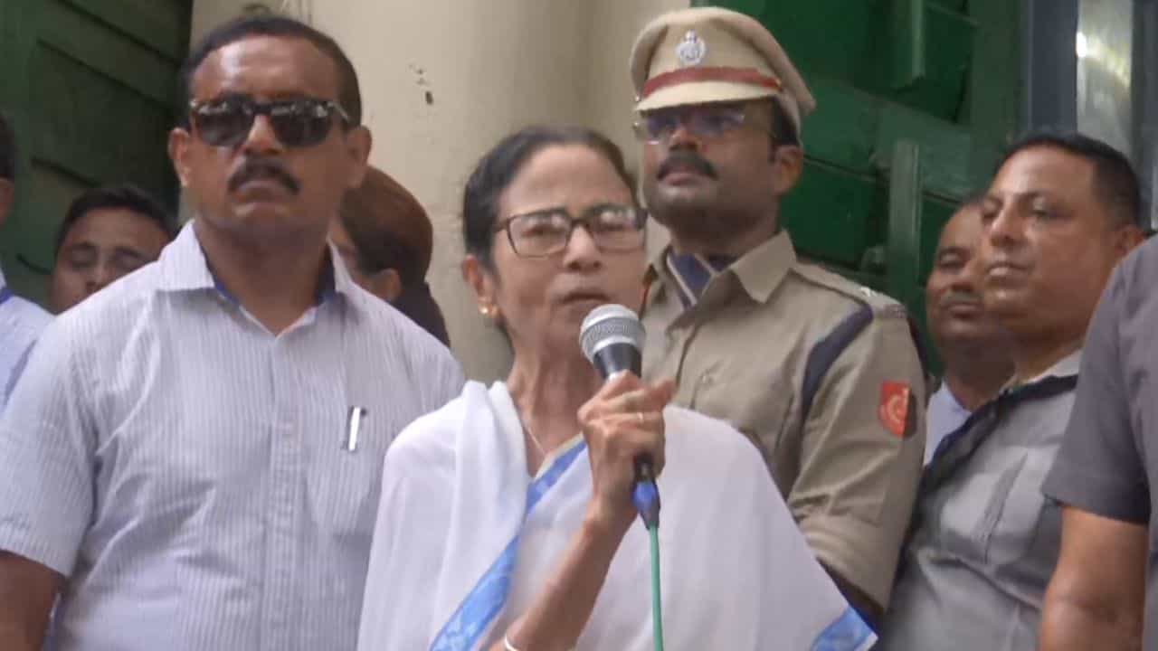 Murshidabad: মমতা দেখা করার আগেই 'কিডন্যাপিং' করা হল! বড় অভিযোগ মুখ্যমন্ত্রীর Murshidabad: মমতা দেখা করার আগেই 'কিডন্যাপিং' করা হল! বড় অভিযোগ মুখ্যমন্ত্রীর