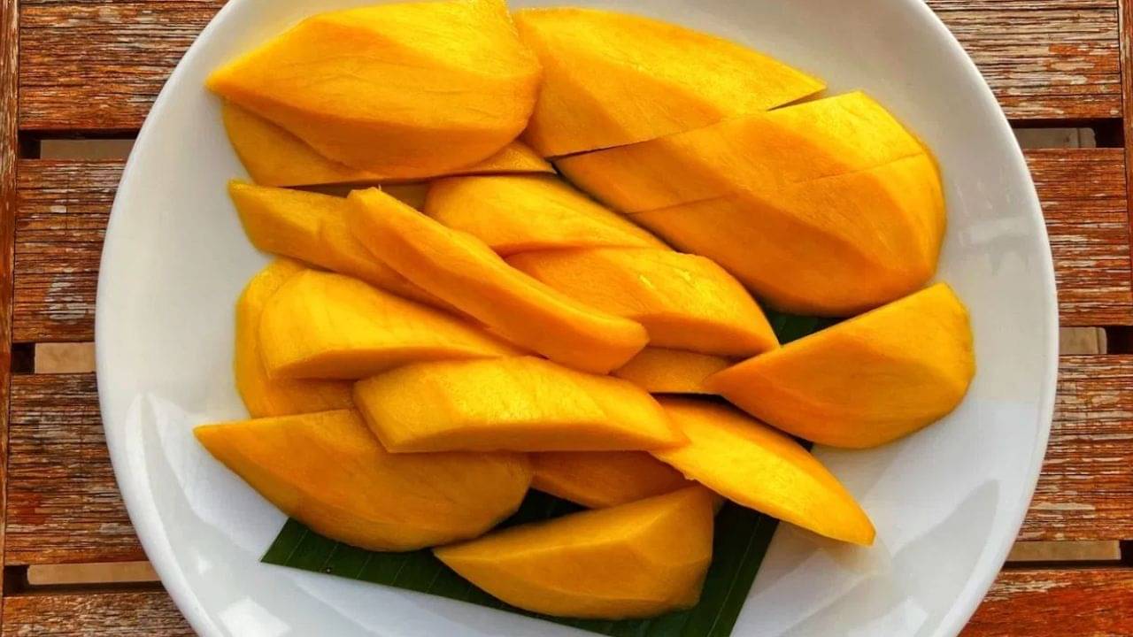 বেগুনি রঙের এই আমের দাম ১ লক্ষ প্রতি কেজি, কী আছে এতে