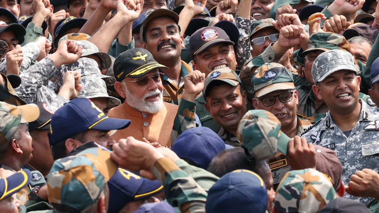 India-Pakistan Live: সকালে আদমপুর এয়ারবেসে হাজির প্রধানমন্ত্রী মোদী, ফের বৈঠকে রাজনাথ সিং India-Pakistan Live: সকালে আদমপুর এয়ারবেসে হাজির প্রধানমন্ত্রী মোদী, ফের বৈঠকে রাজনাথ সিং