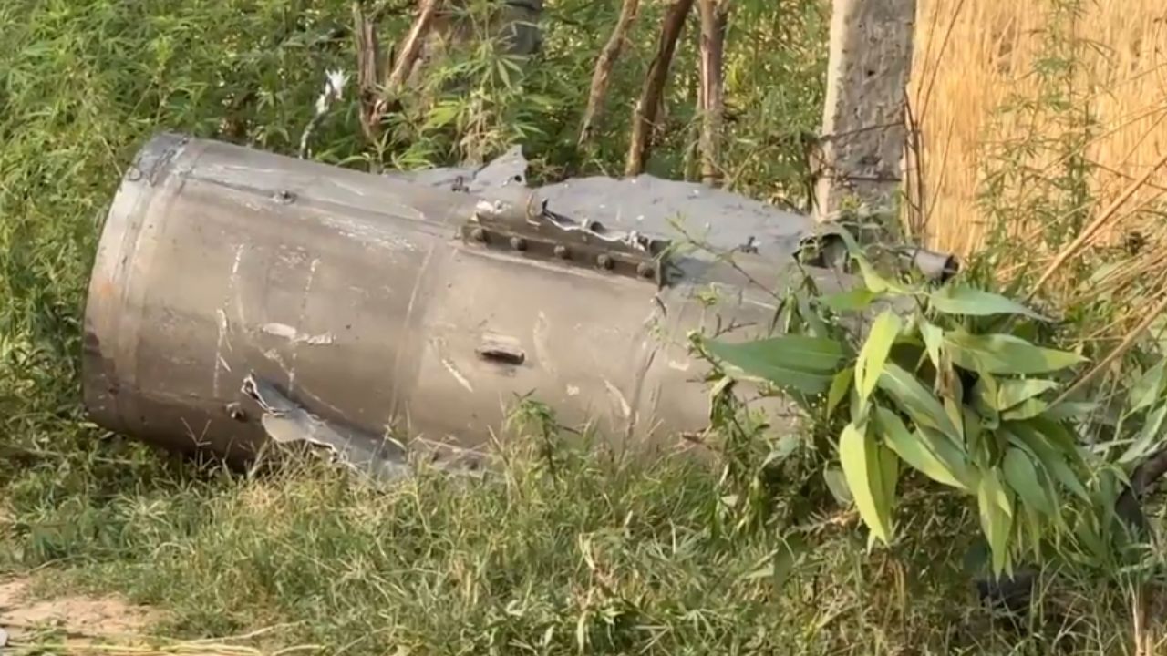 অমৃতসরের জেঠুয়াল ও পান্ধেরের কৃষিজমিতে পড়ে রয়েছে এমনই একটি মিসাইলের টুকরো। রাজস্থানের হনুমানগড়ে, পঞ্জাবের হোশিয়ারপুরেও দেখা গিয়েছে সেই ছবি।
