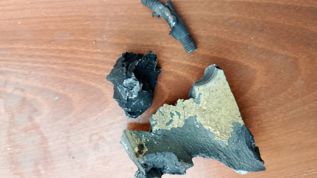 শুক্রবার সকালের আলো ফুটতেই দেখা যায় ছড়িয়ে ছিটিয়ে পড়ে রয়েছে পাকিস্তানের সে সব ড্রোন মিসাইলের ধ্বংসাবশেষ। কোথাও ধানজমিতে, কোথাও ফাঁকা মাঠের মধ্যে পড়ে রয়েছে সে সব।