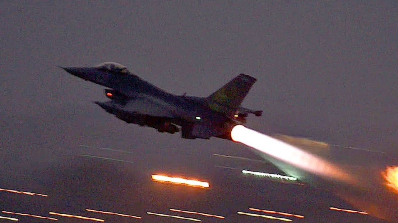 Pakistan Attack: চূড়ান্ত বাঁদরামি F16 দিয়ে, পাকিস্তানকে কান ধরে মাটিতে নামাল ভারত