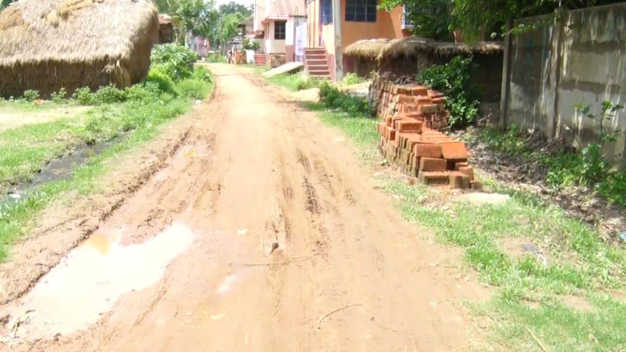 Road Construction: ইট এল, বালি এল আর পথশ্রী থেকে রাতারাতি নামটাই মুছে গেল রাস্তার, আজব-কাণ্ড বর্ধমানে