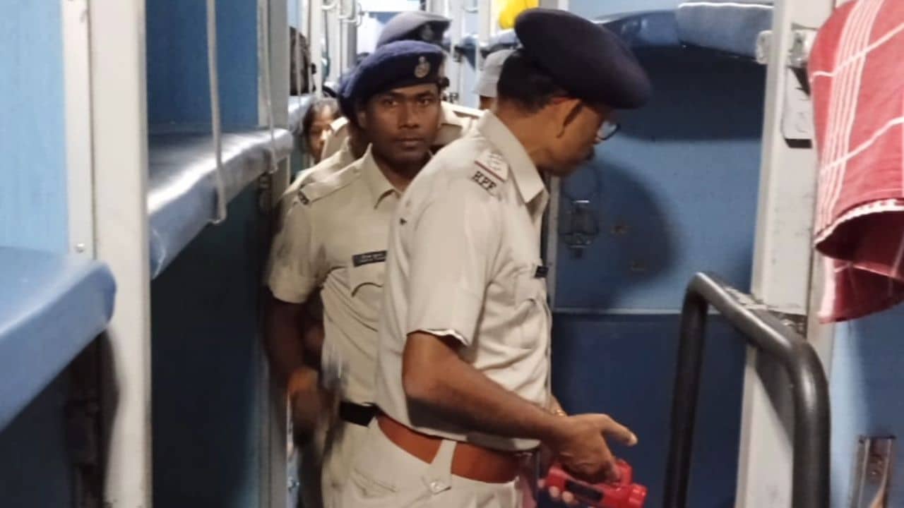 Railway Security: ট্রেনে ট্রেনে তল্লাশি বালুরঘাটে, দেখা হচ্ছে জামাকাপড়ের ব্যাগও, বিশেষ নির্দেশ এসেছে রেল পুলিশের কাছে