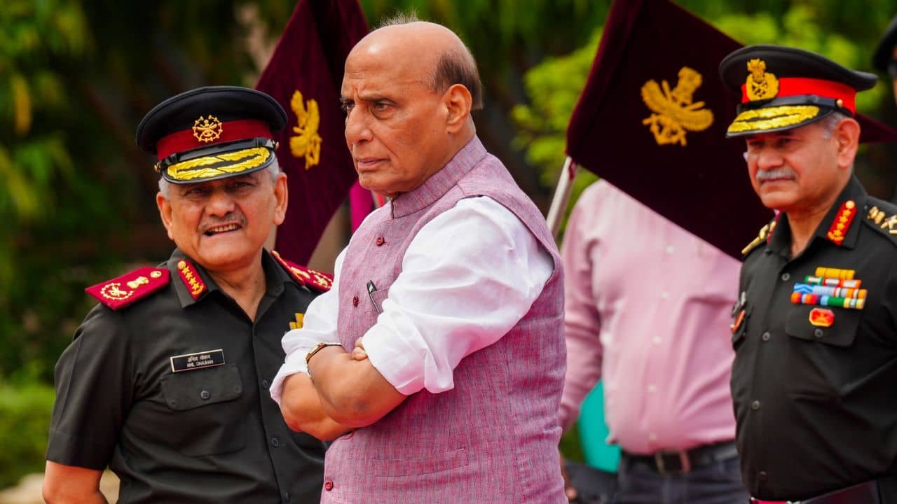 Rajnath Singh: জিনহো মোহি মারা, তে ম্যায় মারে, এই আদর্শেই মেরেছে সেনা, অভিবাদন প্রতিরক্ষামন্ত্রীর