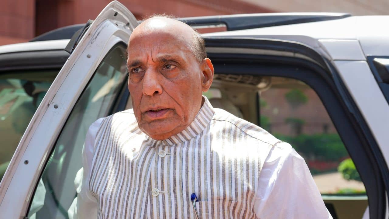 India-US: ফোন পেলেন রাজনাথ সিং, আমেরিকা থেকে এল বড় বার্তা, যুদ্ধ কি সময়ের অপেক্ষা?