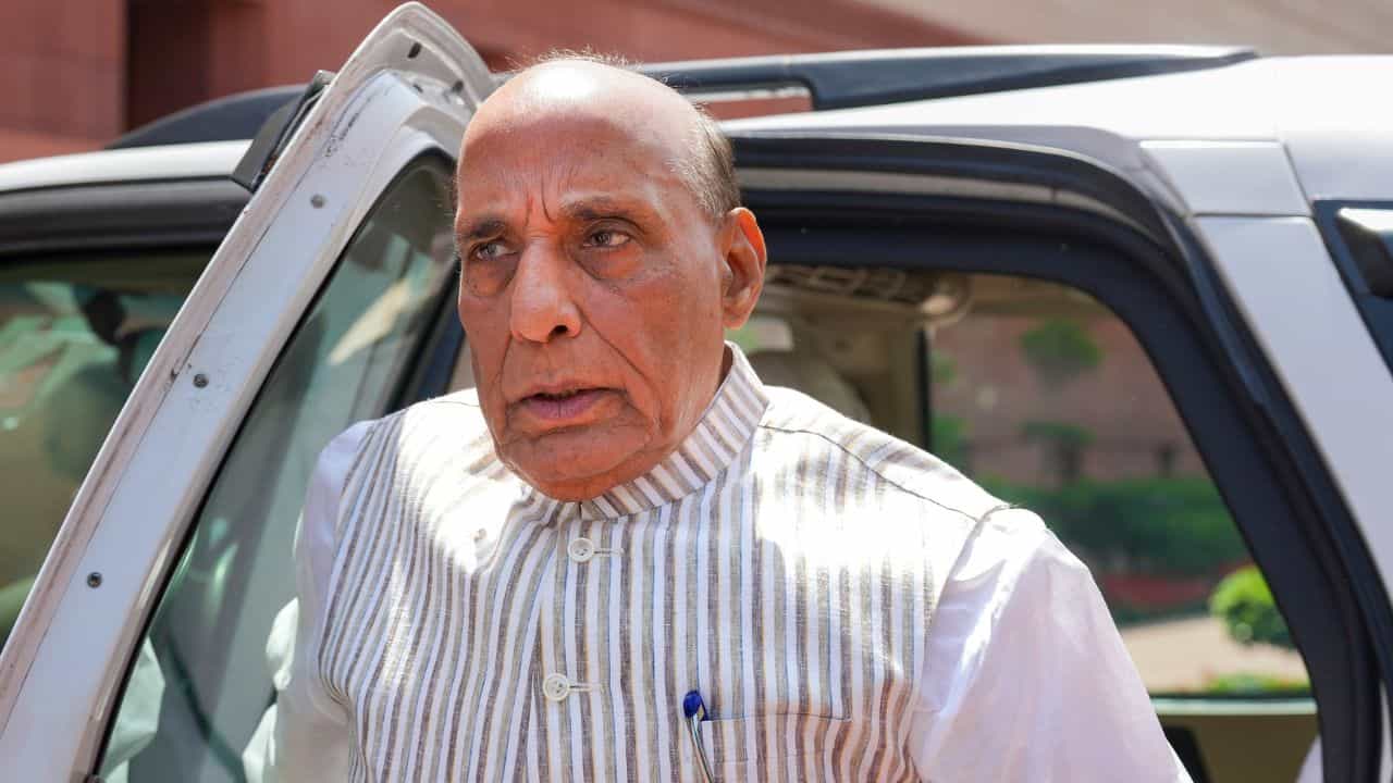India-US: ফোন পেলেন রাজনাথ সিং, আমেরিকা থেকে এল বড় বার্তা, যুদ্ধ কি সময়ের অপেক্ষা? India-US: ফোন পেলেন রাজনাথ সিং, আমেরিকা থেকে এল বড় বার্তা, যুদ্ধ কি সময়ের অপেক্ষা?