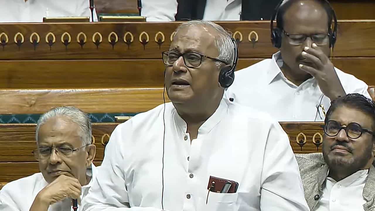 Sougata Roy: তড়িঘড়ি বসানো হয় পেসমেকার, কেমন আছেন সৌগত রায় Sougata Roy: তড়িঘড়ি বসানো হয় পেসমেকার, কেমন আছেন সৌগত রায়